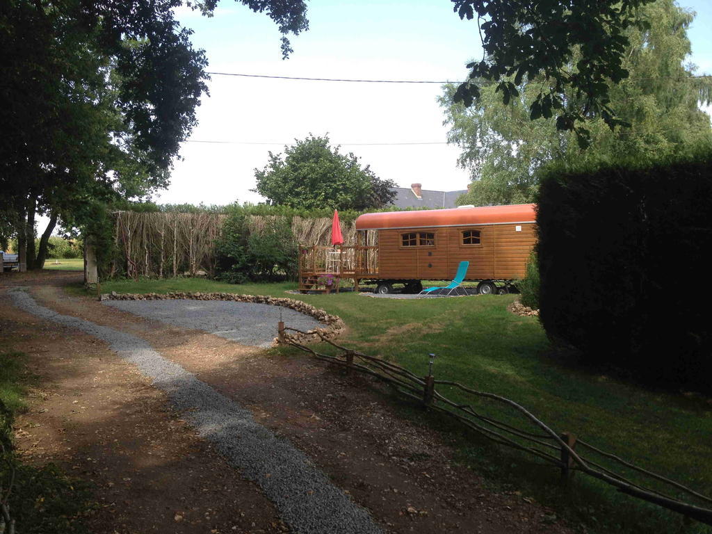Вилла Roulotte Du Petit Bois Theillement Экстерьер фото